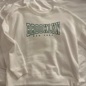 Vit sweatshirt  - Säljer denna vita sweatshirten med mörkgrönt tryck från Vero Moda. Storlek L men väldigt liten i storleken, snarare en S. Inte använd mer en 3 gånger - inga defekter. Super skönt material på insidan!🥰 Hör av er vid frågor!❤️