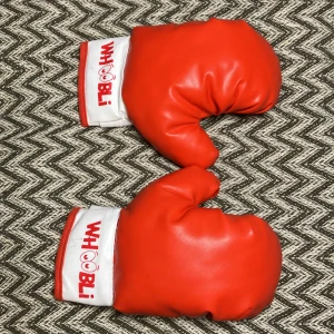 Röda och vita boxningshandskar från WHOBLI - Snygga boxningshandskar i rött och vitt från WHOBLI. De har en klassisk design med vaddering för extra skydd och komfort. Perfekta för träning och sparring.