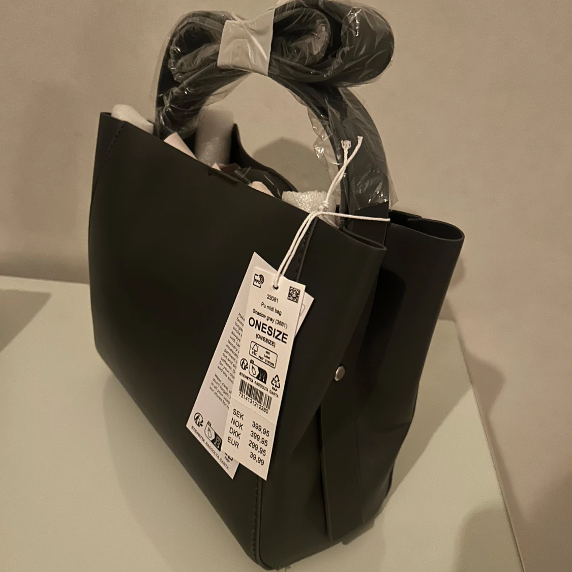 Mörk grå handväska