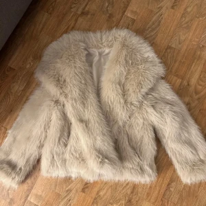Beige pälsjacka - Säljer en fluffig och stilren beige pälsjacka med långärmad design. Perfekt för att hålla sig varm och trendig under kyliga dagar. Jackan har en lyxig känsla och passar bra till olika outfits. Pris går att diskutera 💗