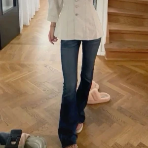 Mörkblå bootcut jeans - Skit snygga replay jeans! Asså så sjukt snygga men passar mig inte🫤 Dom är verkligen i helt nytt skick och så sjukt snygga 💗 Har inga andra bilder med de på då de är försmå men kan skicka flera bilder på dem!💗☺️