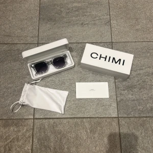 solglasögon från Chimi - Säljer dessa helt nya chimis för 499kr, då jag ej använder skriv vid frågor/funderingar! Pris kan diskuteras.