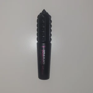 Svart mascara från Maybelline - Snygg svart mascara från benefit. Perfekt för att ge volym och längd till dina fransar. Nypris på sephora 229kr