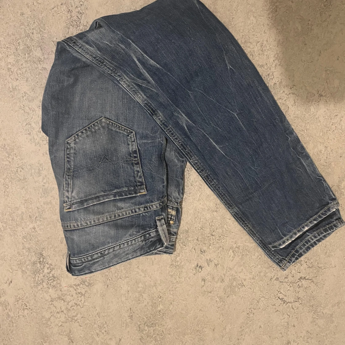 Blå slitna jeans diesel  - 90