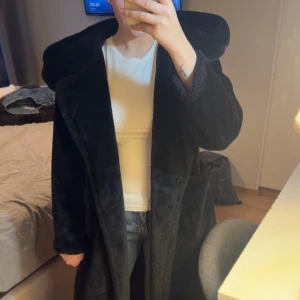 Päls kappa - Har en vit fläck på insida men som inte sysns när man har på sig jackan (se sista bilden) 