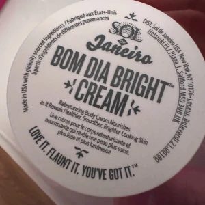 Sol de Janeiro Bom Dia Bright Cream - Sol de Janeiro Bom Dia Bright Cream är en återfuktande kroppskräm som innehåller fruktsyror och vitamin C för att ge huden en jämnare och ljusare ton. Den kommer i en rund, röd burk med vit text. Gillar ej doften änvänd en gång