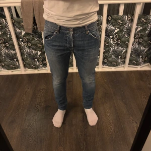 Dondup Jeans - Säljer ett par riktigt snygga Dondup jeans i jätte fint skick Använda 1-3 gånger  Säljer pågrund av att dem är lite för små Nypris runt 4000kr Storlek W35 men dem sitter små i storleken så sitter bäst på W33. Jag på bilden är 183cm och väger 85kg