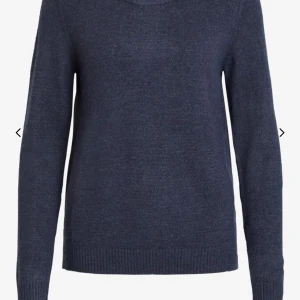 Mörkblå stickad tröja - En mörkblå stickad tröja använd 1 gång köpt frpn plick