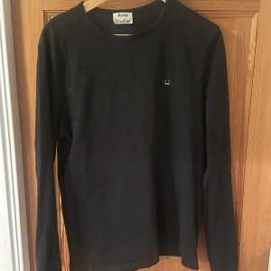 Svart långärmad tröja från Acne Studios - Bra skick och fräsch i färgen fortfarande. 