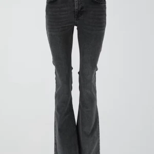 Svarta bootcut jeans - Snygga svarta bootcut jeans från gina tricot med låg midja. Perfekta för en stilren look. Skriv för fler egna bilder💓 Strl 32 men skulle säga att dem känns mer som 34