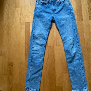 Levis 510 jeans i blå - Säljer ett par Levis 510 jeans i blå. Nypris 799kr, mitt pris 249kr