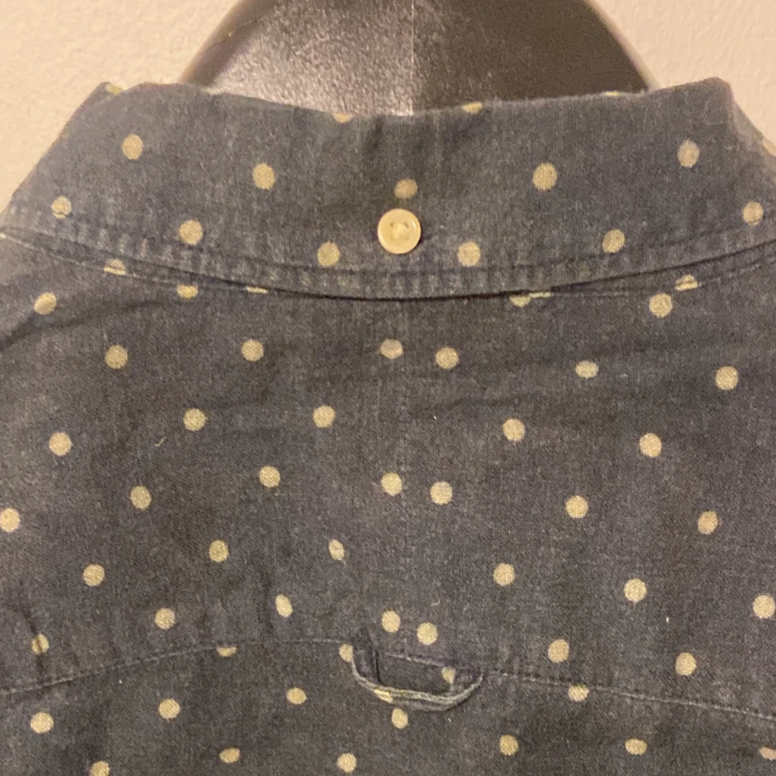 Mörkblå prickig bomullsskjorta skjorta från All Saints - 92