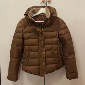 Brun pufferjacka från Zara Basic - Så fin brun jacka med guld och mocka detaljer. Super varm och skön. Bra skick❣️