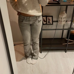 Grå jeans  - Snygga grå lågmidjade jeans från gina, har sprettat upp dom eftersom de va lite korta på mig 😊