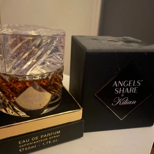 Kilian Angel Share 50ml - Säljer min Kilian Angel Share 50ml. Perfekta doften för lite kallare väder.  Ungefärligt 85% kvar i den.   Bevarats bort från värme och ljus för att hålla kvalitet. Pris kan diskuteras.  Om du har några frågor är det bara att skriva. 