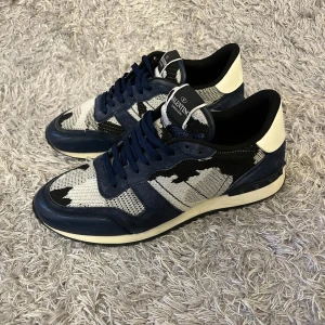 Valentino Rockrunners  - Säljer Marknadens kanske snyggaste Rockrunners! | Otroligt bra skick nästan som nya men har minimala tecken på användning som kan ses på bilderna! | Storlek 42. | Ingen box. | Ställ gärna frågor!