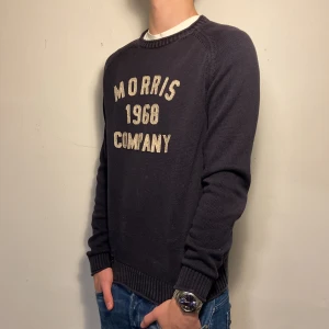 Mörkblå tröja från Morris - Säljer nu denna feta blåa tröjan från Morris | Storlek M men passar även S | Pris går att diskuteras vid snabb affär så tveka inte på att fråga vid intresse