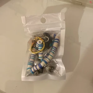 ”Mystery bag” men smycken - En ”mystery bag” som innehåller ringar, halsband, örhängen, armband och berlonger. Allt är i användt/nytt skick. Sammanlagt 10 accessoarer😊