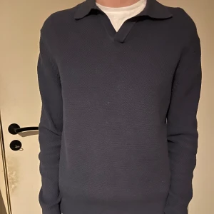 Mörkblå tröja med krage - Tröja som inte kommer till användning i storlek S från these glory days