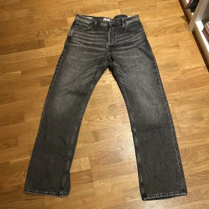 Flared jeans - Riktigt snygga utsvängda/raka jeans från Jack & Jones i storlek W32/L34