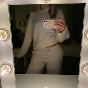 Linnebyxor  - Beigea linnebyxor från Nelly, bortklippt lapp, tror det är storlek S. Passar mig som är 175💗