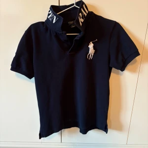 Polo Ralph Laurent piké - Cheif keef polo med tvärnajs tryck på kragen🔥🔥riktigt bra skick och najs passform💯dm för frågor eller funderingar