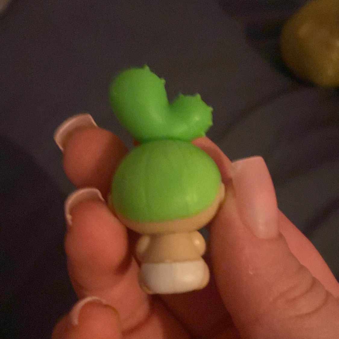 En liten docka med kaktus hår  - 90