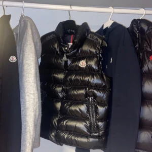 Moncler väst - Säljer min moncler väst för att den har blivit för liten. Västen är äkta och bevis finns✅. Västen är perfekt för vår⛅️ och hösten🍁 och till och med varmare vinter dagar❄️. Storlek. På den är 14a eller xxs, den passar dig som cirka165-175. Priset på den är 3500kr men det går att diskutera❗️.  Om ni är intresserad eller har några frågor är det bara att fråga😁. Boxen och allt som kom med den följer med på köpet✅.