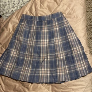 Rutig lila kjolkjo - Rutig lila kjol, den är lite ljusare än vad den är på bilden. Det finns en dragkedja vid midjan så man kan anpassa hur den sitter vid midjan. Storlek S. Är från Kawaii.se och är bra skick!💜