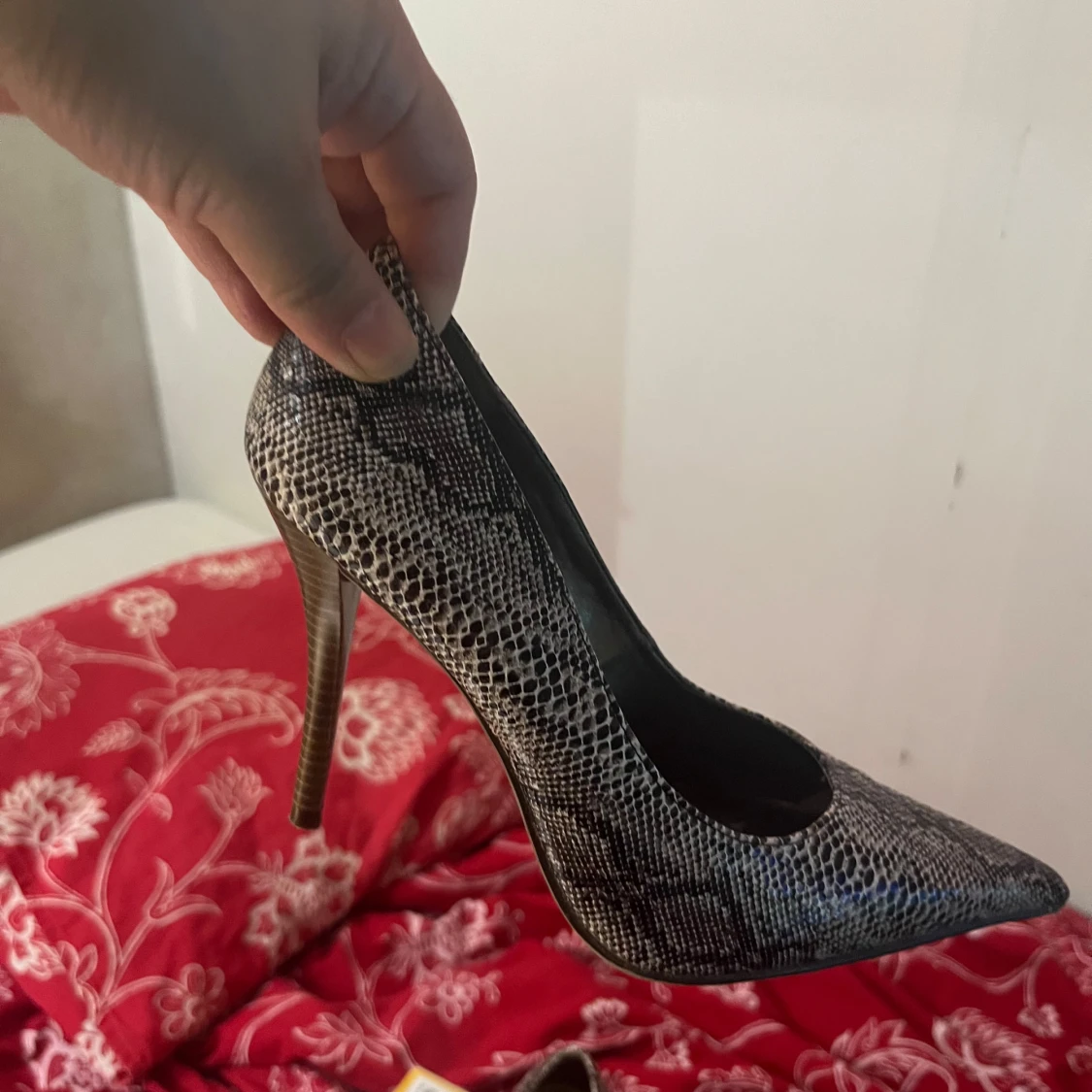 Ormskinnsmönstrade pumps från Graceland - 2