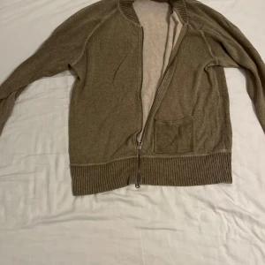 Ralph lauren cardigan  - Mycket schysst och ovanlig Ralph lauren cardigan, sällsynt och i suveränt skick!                            Kolla gärna mina andra varor