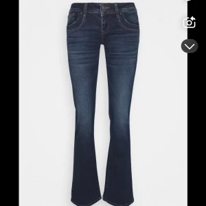 Mörkblå bootcut jeans - Mörkblå jeans från ltb. Köpta för ungefär 700💕 storlek 27,32
