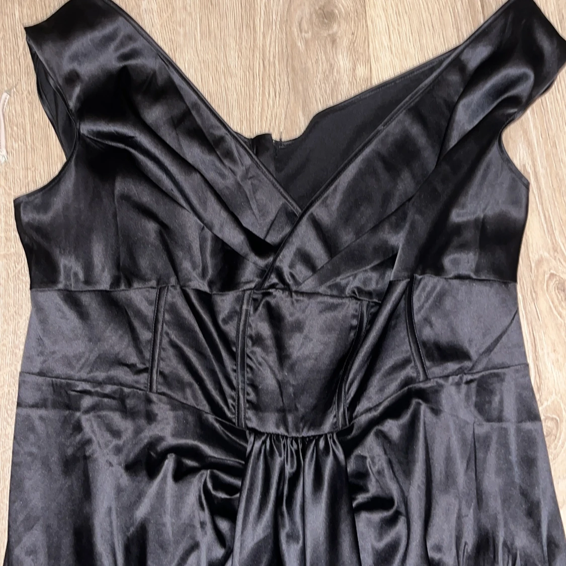 Svart långklänning i satin - 91