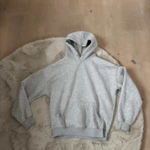 Hoodie  - Grå hoodie  Lite nopprig och två defekter se bild 3 och 4 Övrigt jätte bra