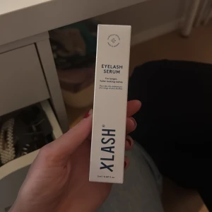 Ögonfransserum från XLASH - Säljer ett ögonfransserum från XLASH som hjälper till att få längre och fylligare fransar. Förpackningen innehåller 5 ml serum och är enkel att applicera. Perfekt för dig som vill ha naturligt vackra fransar utan att använda mascara. Säljer pga jag fick två stycken ögonfransserum när jag fyllde år.