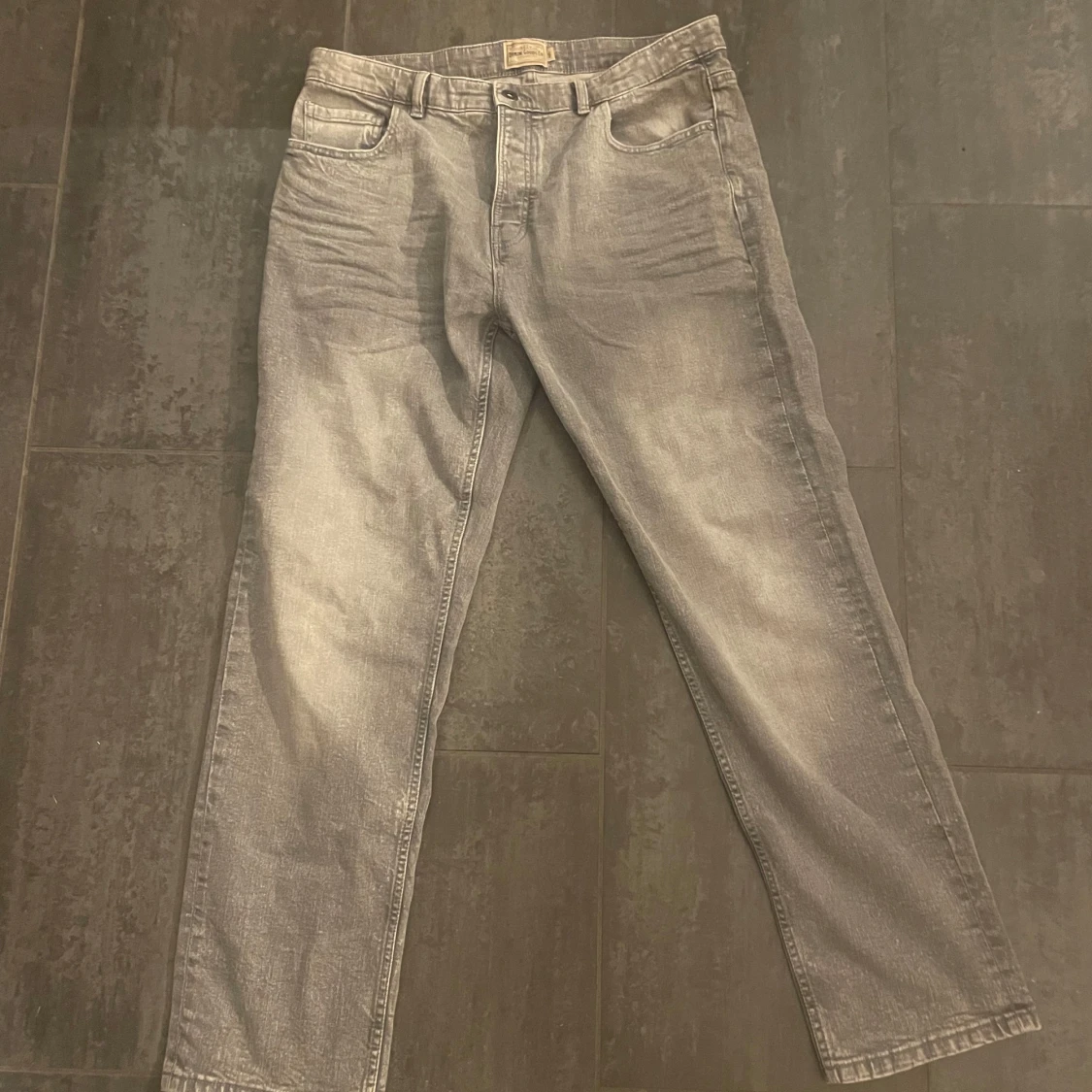 Grå jeansbyxor