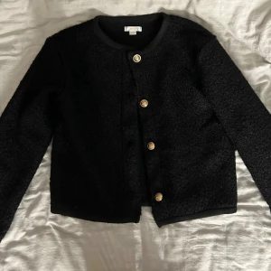 Gina tricot kofta - Säljer den här populära koftan från Gina Tricot Young❤️pris kan diskuteras 