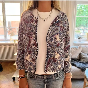 Mönstrad jacka med paisley-motiv - Säljer denna snygga trekvartsärmade jackan, passar perfekt till våren😍😍strl står ej men passar XS-S