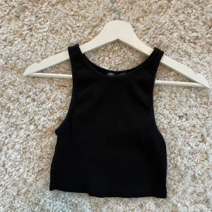 Svart ribbad linnetopp från Zara - Säljer en stilren svart ribbad linnetopp från Zara. 