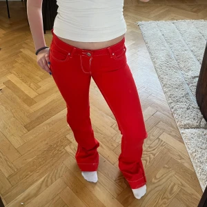 Röda jeans - Säljer dessa super coola jeans från gina. dem är igentligen skinny men sydda till bootcut.💗
