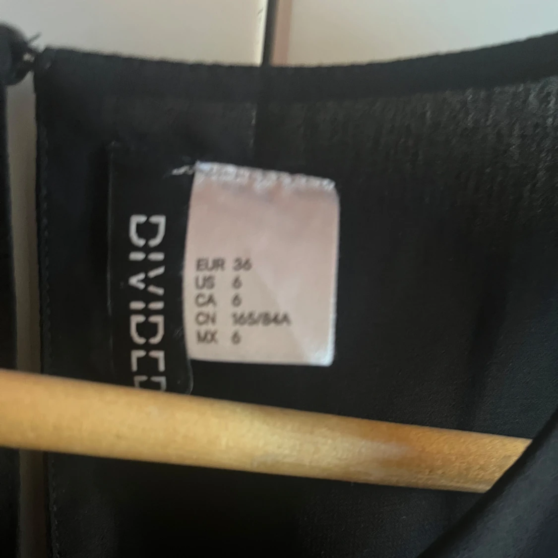 Svart ärmlös klänning från Divided - 91