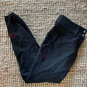 Svarta fodrade ridbyxor Cavalleria Toscana  - Snygga svarta fodrade ridbyxor ifrån Cavalleria Toscana. Prefekt nu till vintern. Nypris: 3099kr 