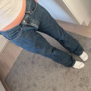 Blå jeans med rak passform - Mörkblå low waist baggy Vailent jeans. Passar både tjejer och killar. Orginalpris 699