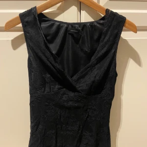 Svart spetstopp - Svart spetstopp från Vero Moda i mycket bra skick. Säljer en likadan i rosa också💕