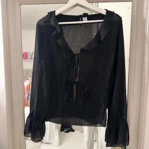 svart blus  - svart genomskinlig blus med detaljer, inga defekter 