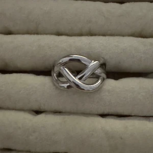 Nya ringar i lager!💍💍 - Alla som köper minst två ringar får en slumpmässig vald ring på köpet. Vid köp över tre ringar får man välja ringen som kommer på köpet🛍️🛍️