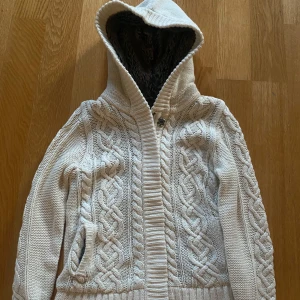 Cardigan med päls  - Tjena, säljer nu denna sjukt snygga och populära cardigan. Säljer den pga den är för kort på mig som är 172 cm lång. Skulle säga att den passar någon som är 165-170 cm lång. Mått: längd: 58 cm. Bredd: 42 cm. Hör gärna av er vid eventuella frågor och funderingar! Mvh 