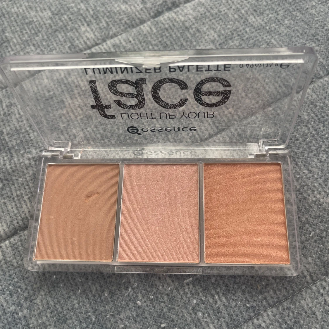 Essence Light Up Your Face Luminizer Palette
