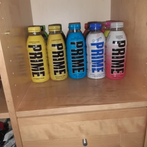 Prime 150 för alla EJ FYLDA - Samling av Prime Hydration drycker i olika smaker som Lemonade, Blue Raspberry, Cherry Freeze, Lemon Lime, Strawberry Watermelon och fler. Flaskorna är färgglada och rymmer 500 ml. Perfekt för att hålla sig hydrerad med stil.