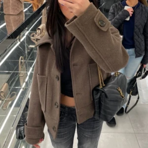 Brun kappa - Snygg brun kappa perfekt för våren eller hösten. Den är i jättefint skick, inte nopprig. Köptes för 899kr. Kom privat för egna bilder🥰🥰storlek M men passar S också.